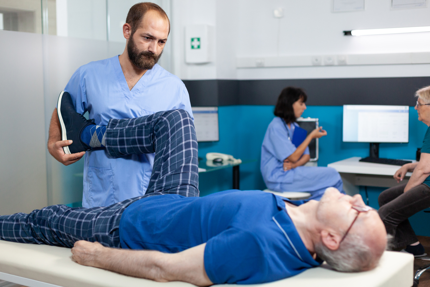 orthopedic specialist assisting old at Core Concept